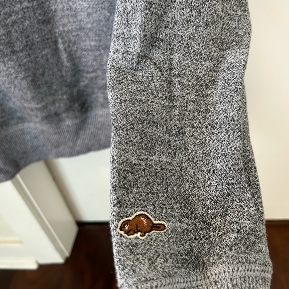 Like new , Roots sweatshirt in size M . - Picture 4 of 4